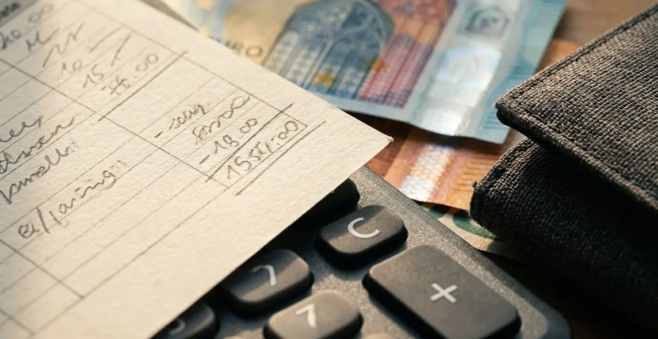 Organizzazione visiva del budget di viaggio suddiviso in categorie di spesa con margine per imprevisti