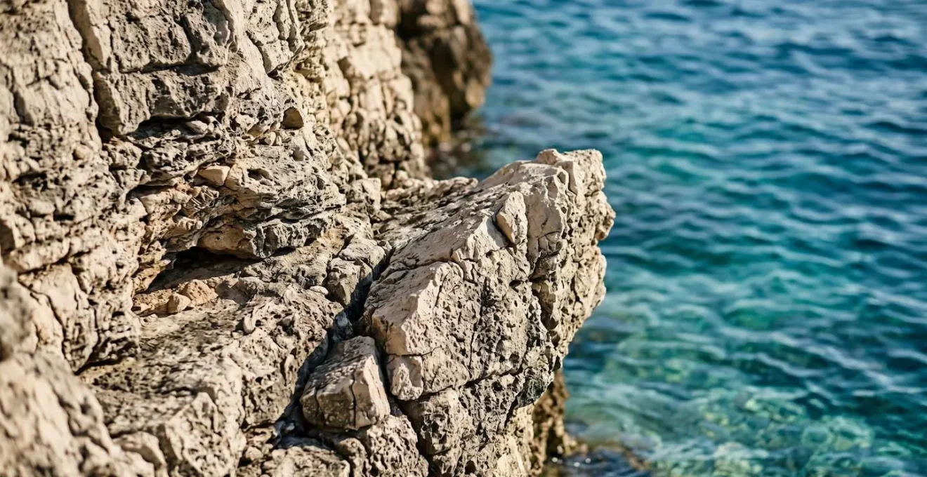 Scogliere calcaree incontaminate della costa croata che si ergono sul mare Adriatico cristallino