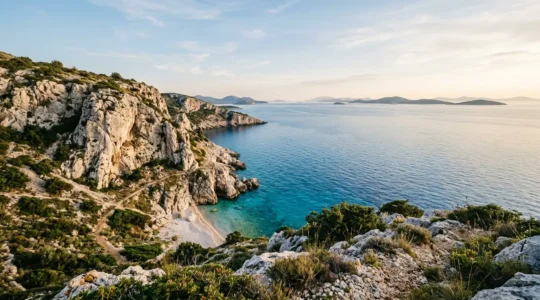 Vista drammatica delle scogliere rocciose della costa croata con acque cristalline turchesi, accessibile solo via mare