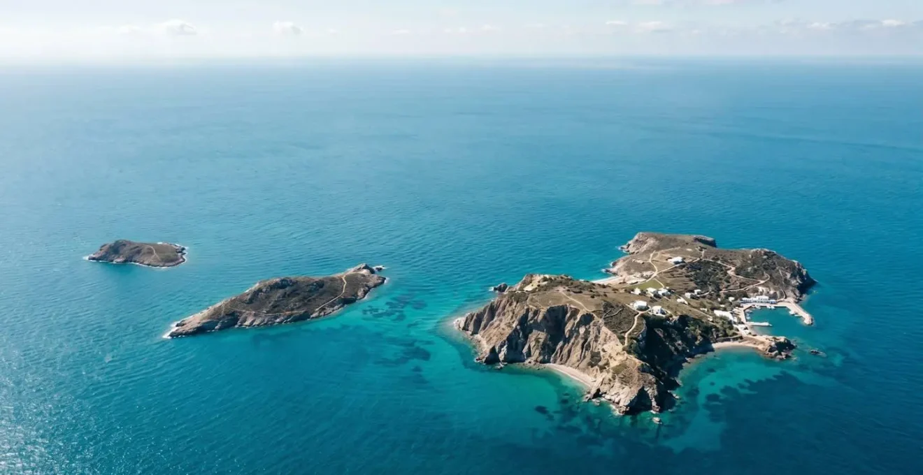 Vista aerea minimalista di tre isole del Mediterraneo con rotte marittime strategiche