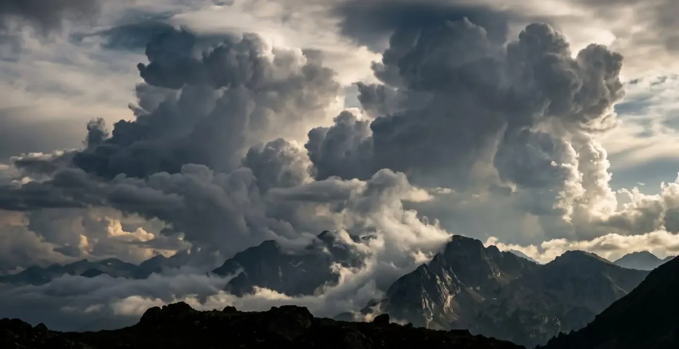 Formazione di nuvole temporalesche pomeridiane sulle vette dei Pirenei con cielo drammatico